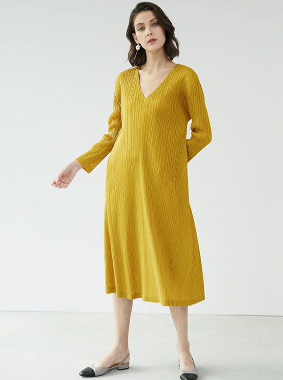 Einfaches, gerade geschnittenes Kleid mit langen Ärmeln und V-Ausschnitt in Lila und Gelb 