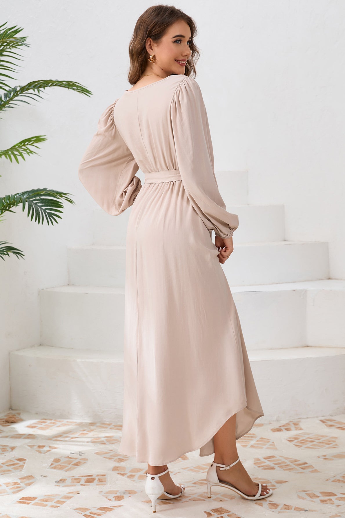 Elegantes langärmliges Maxikleid mit Bindegürtel