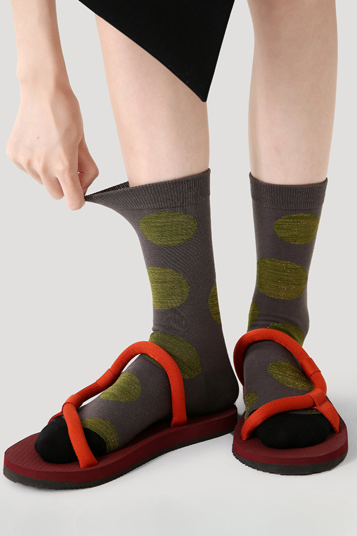 Bequeme graue Damensocken mit grünen Punkten