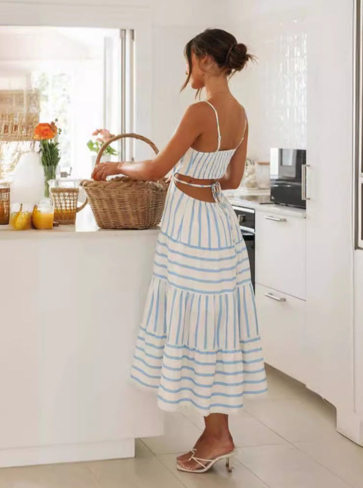 Sommerkleid mit weißen und blauen Streifen und Cut-Outs an den Seiten 