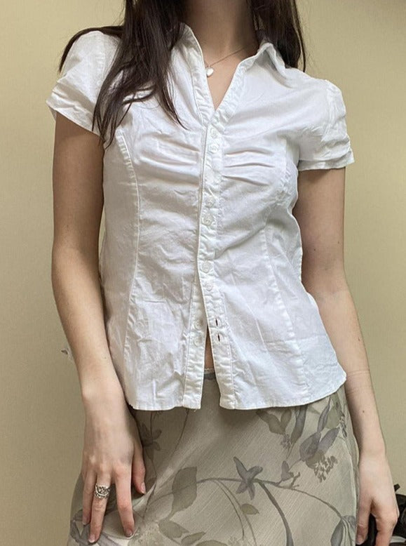 Damen-Kurzarmhemd mit kleinen Falten und einfachem Rückenriemen 