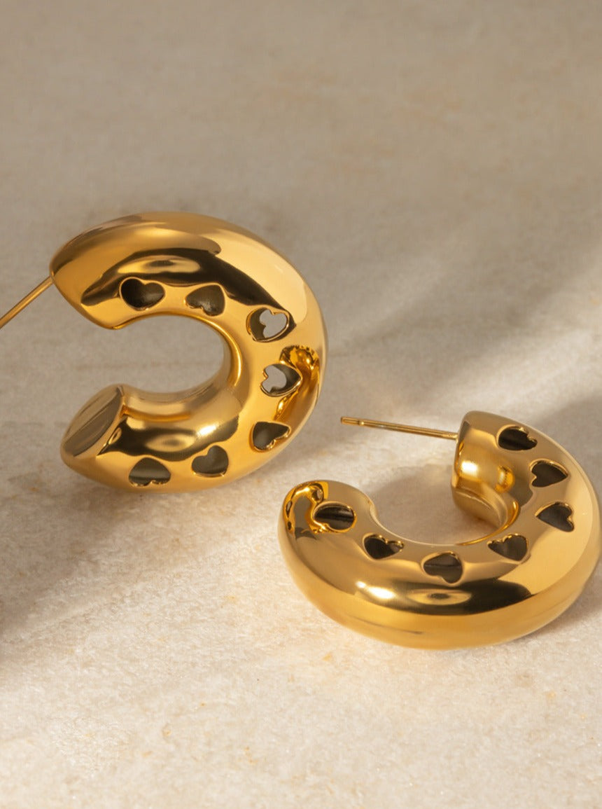 Vergoldete Ohrringe in C-Form mit ausgehöhltem Herz 
