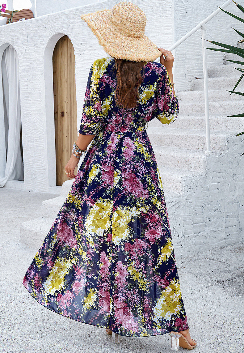 Gelbes Plisseekleid mit Blumenmuster und V-Ausschnitt