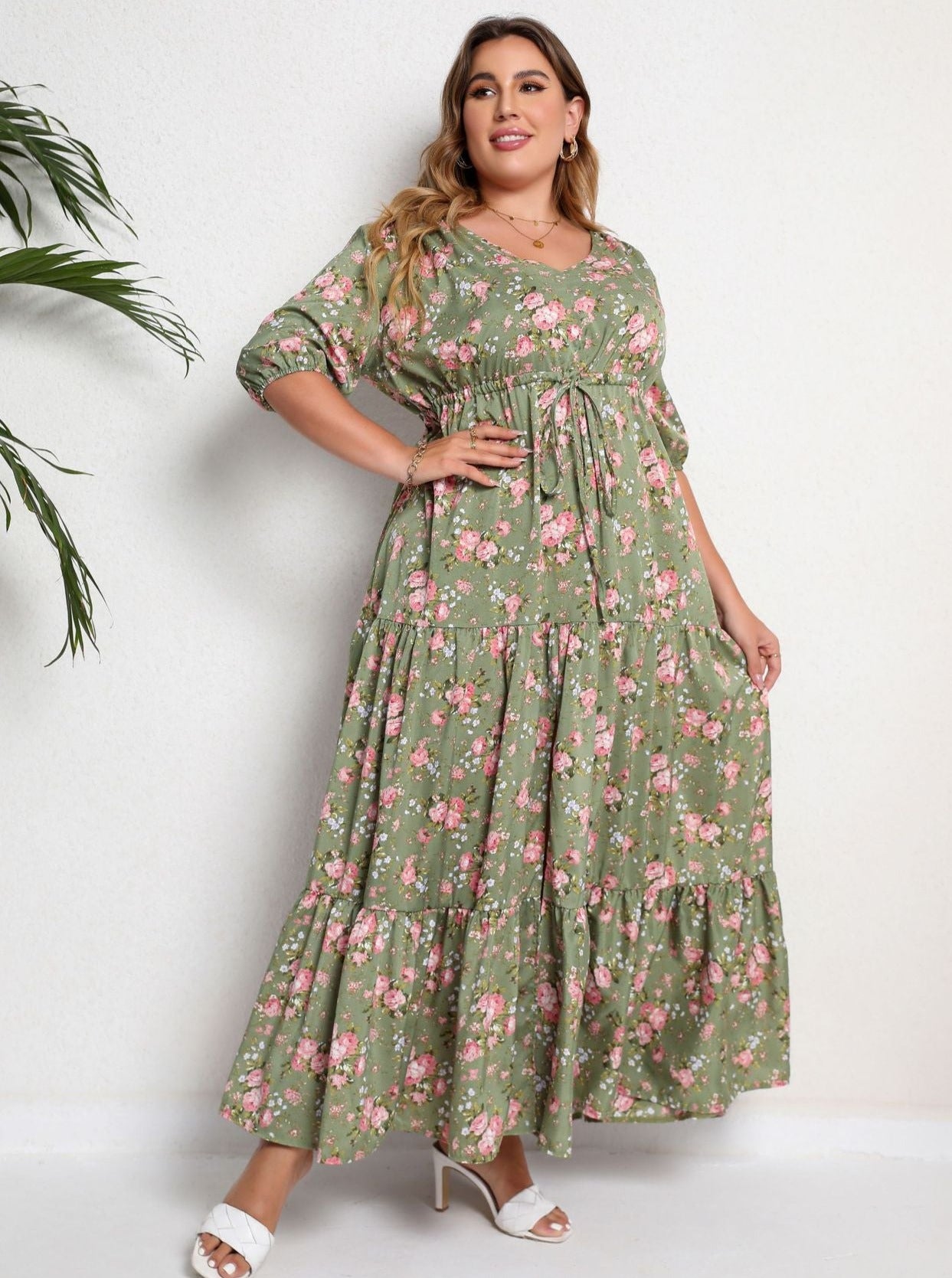 Plus-Size-Sommerkleid mit Blumendruck und halben Ärmeln 