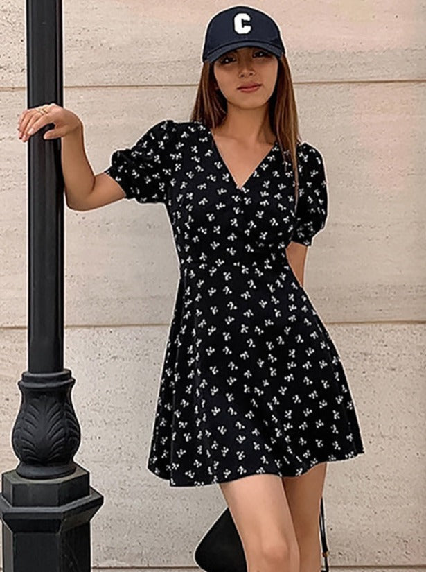 Robe courte noire à manches bouffantes et col en V