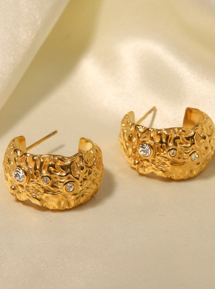Ohrringe aus 18 Karat vergoldetem Titanstahl mit eingelegten weißen Diamanten 