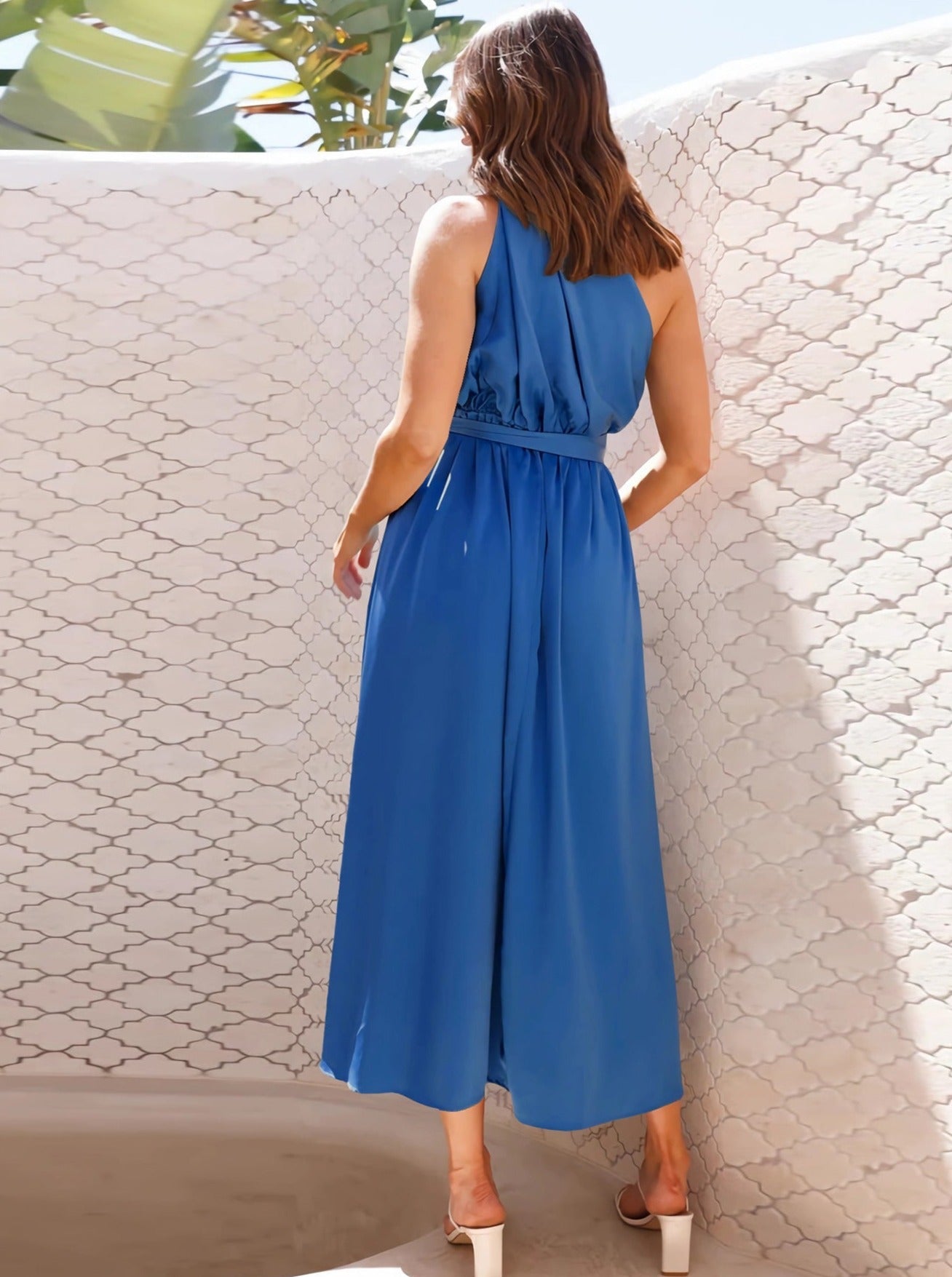Elegantes One-Shoulder-Kleid mit Metallträgern 