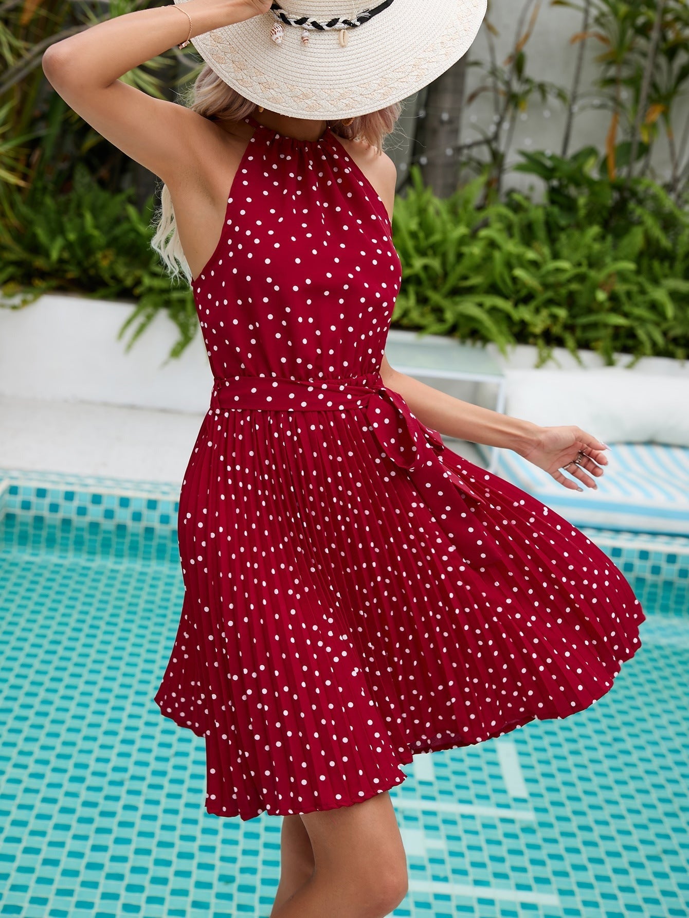 Elegantes Neckholder-Kleid mit Polka Dots-Print, ärmellos