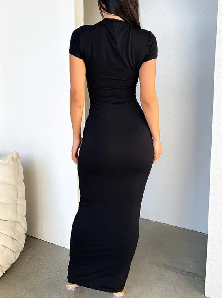 Schlichtes schwarzes, gerade geschnittenes Kleid mit Rundhalsausschnitt, kurzen Ärmeln 