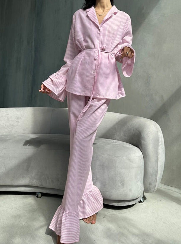 Rosa Pyjama-Set mit langen Ärmeln und Rüschen und Streifen 