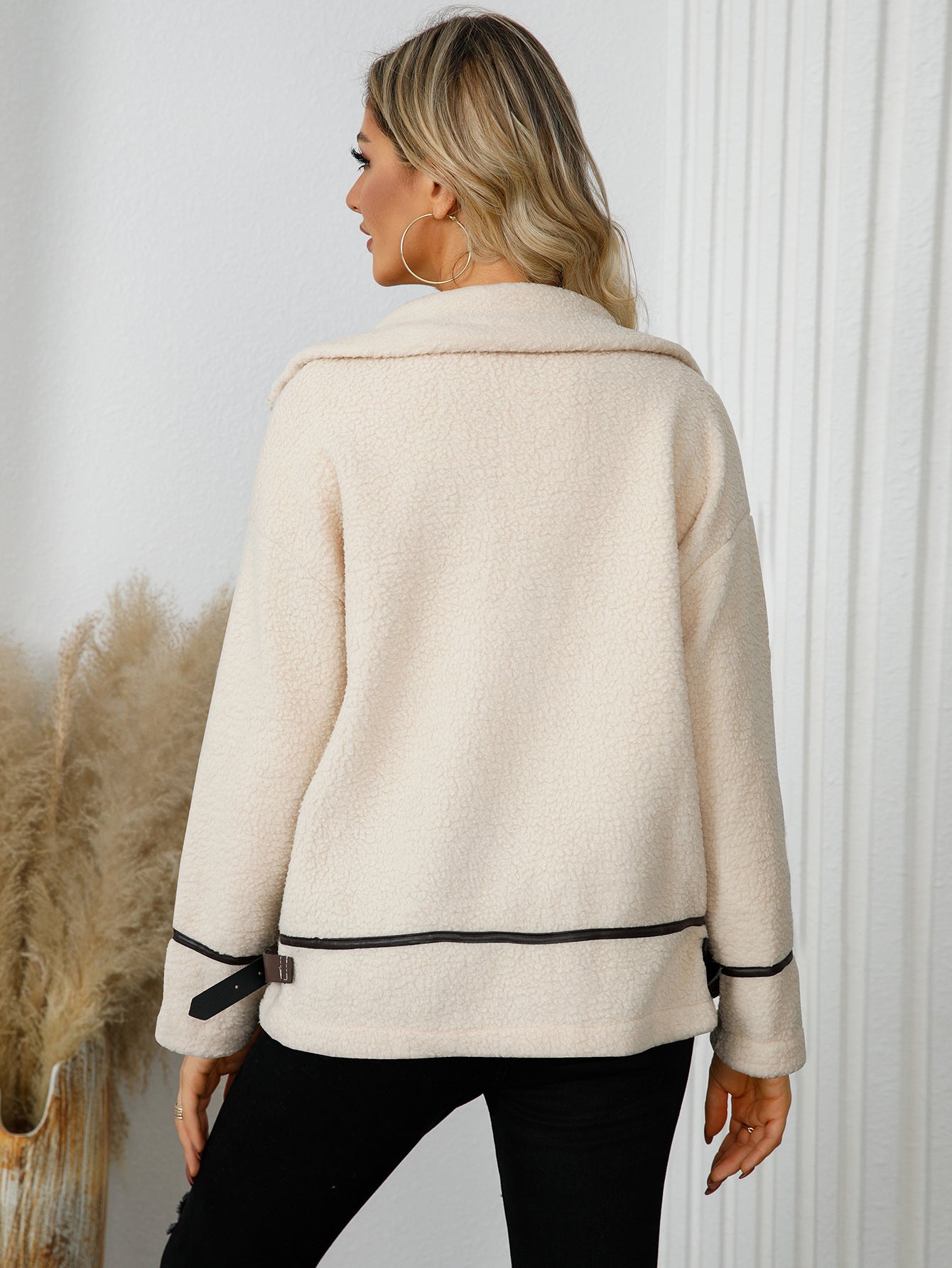 Warm Cream Jacket with Contrasting Accents for Casual Outings