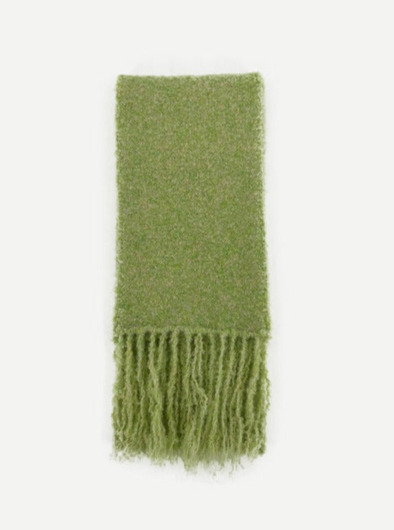 Grüner weicher und warmer Strickschal aus Wolle 