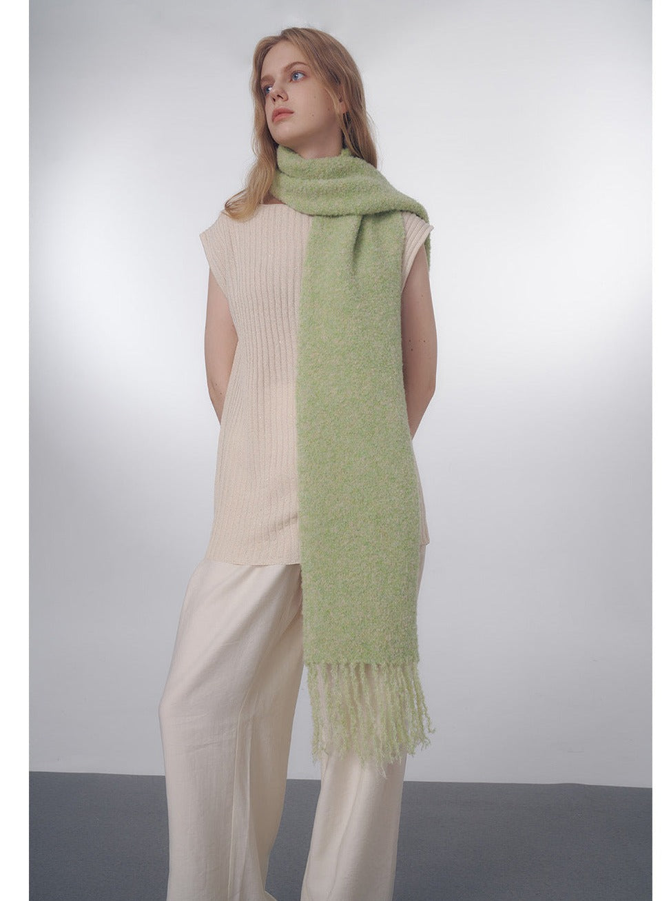Sciarpa lavorata a maglia in lana morbida e calda verde 