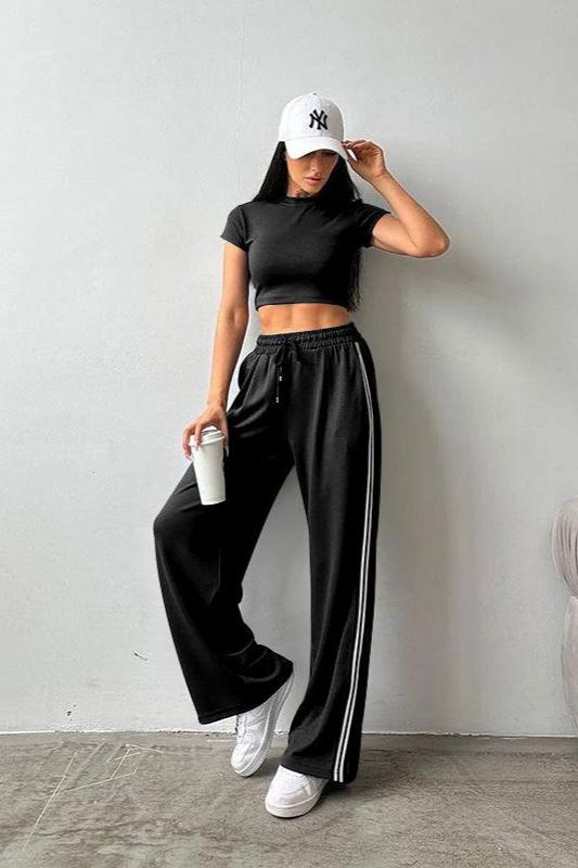 Sportliches Set aus kurzärmligem Crop-Top und Hose 