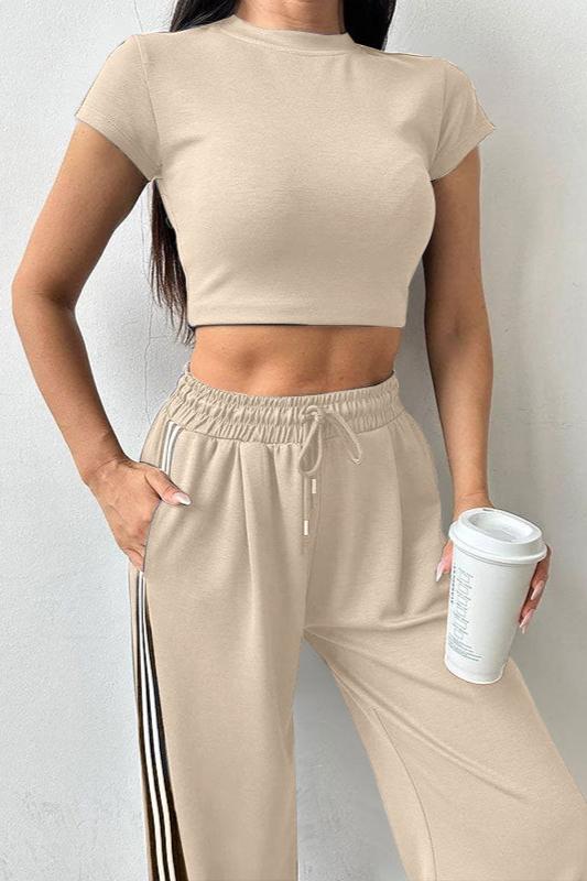 Sportliches Set aus kurzärmligem Crop-Top und Hose 