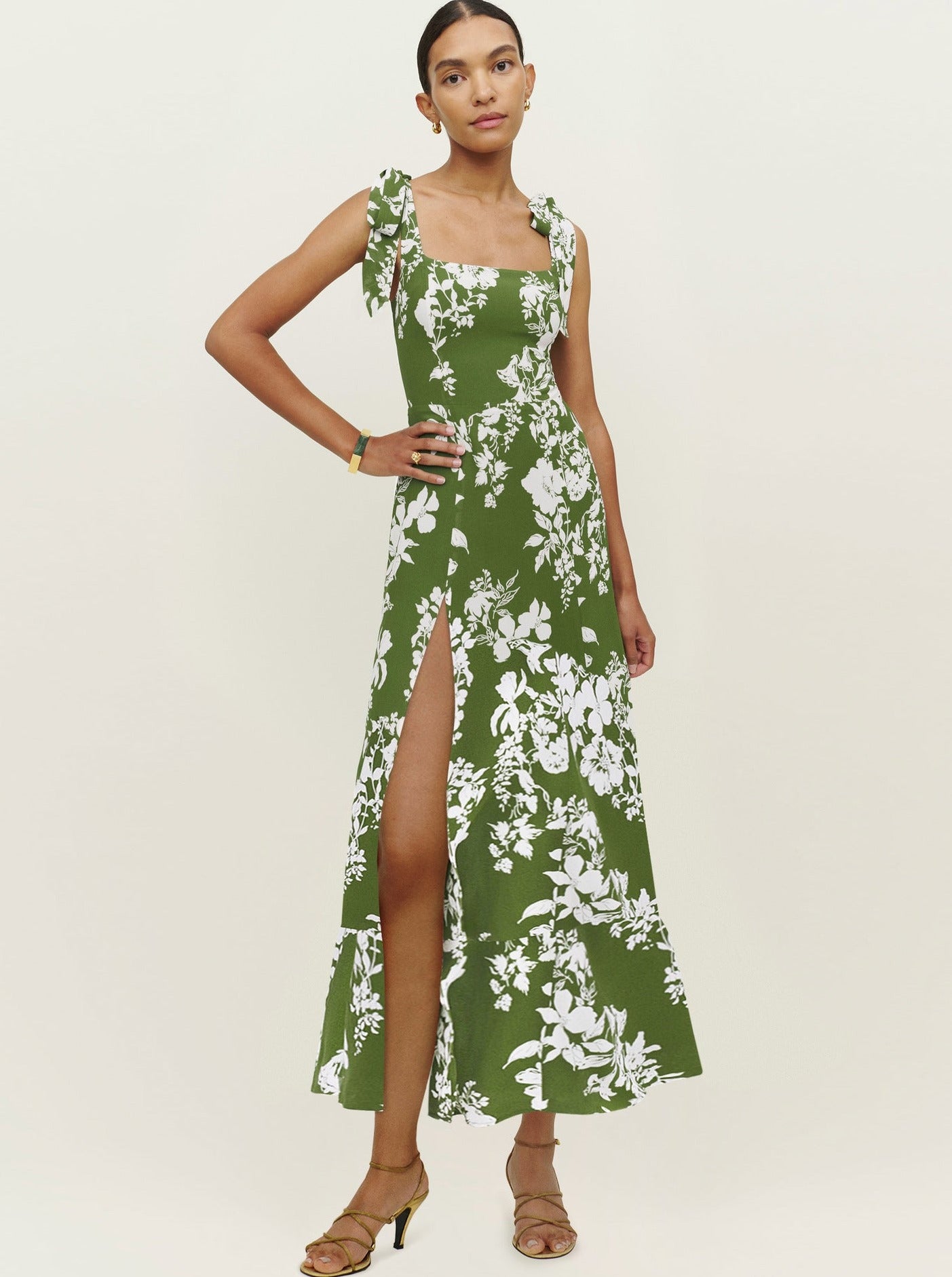 Grünes Kleid mit Blumenmuster, Strumpfhaltern, eckigem Ausschnitt und Schlitz 
