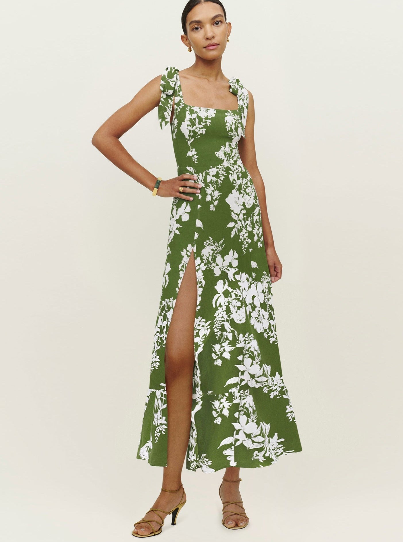 Grünes Kleid mit Blumenmuster, Strumpfhaltern, eckigem Ausschnitt und Schlitz 