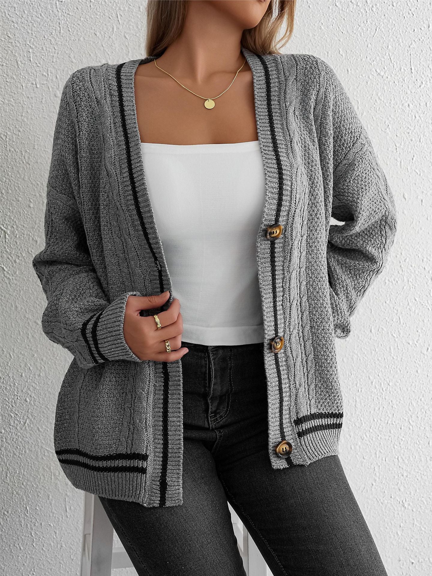 Schicke, lässige Strickjacke mit Zopfmuster