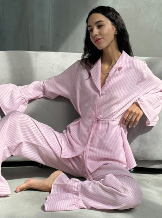 Rosa Pyjama-Set mit langen Ärmeln und Rüschen und Streifen 