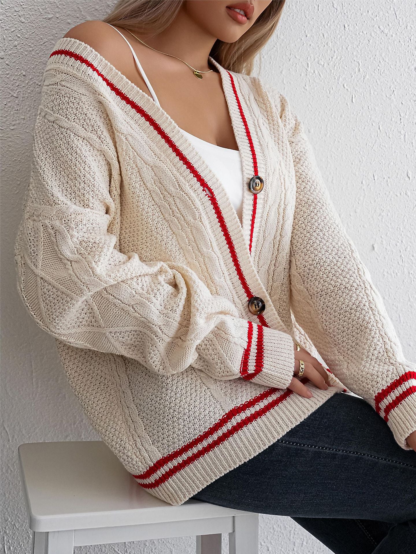 Schicke, lässige Strickjacke mit Zopfmuster