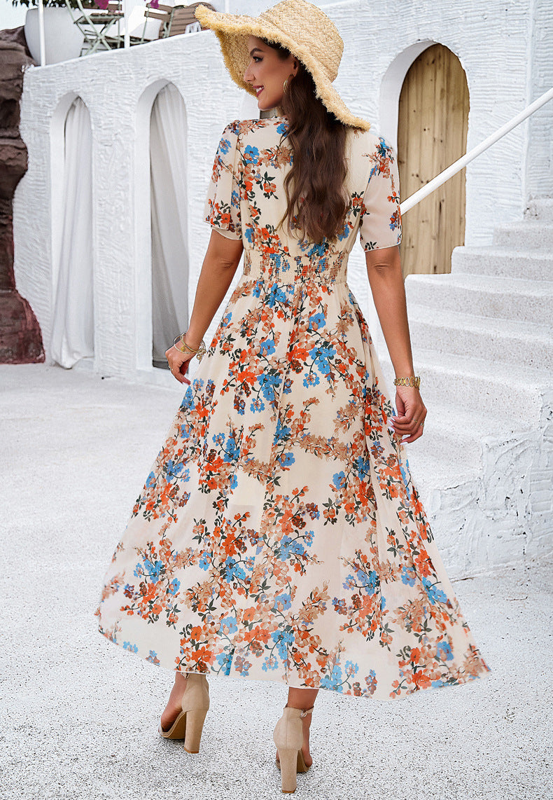 Aprikosenfarbenes Sommerkleid mit V-Ausschnitt und Blumenmuster