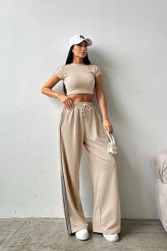 Sportliches Set aus kurzärmligem Crop-Top und Hose 