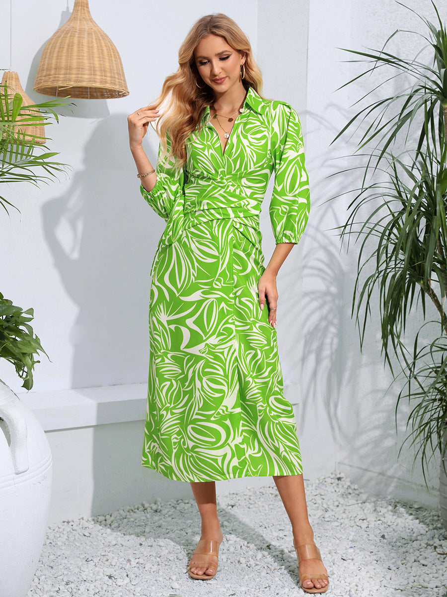 Grünes Kleid mit V-Ausschnitt, langen Ärmeln, Kragen und Print 