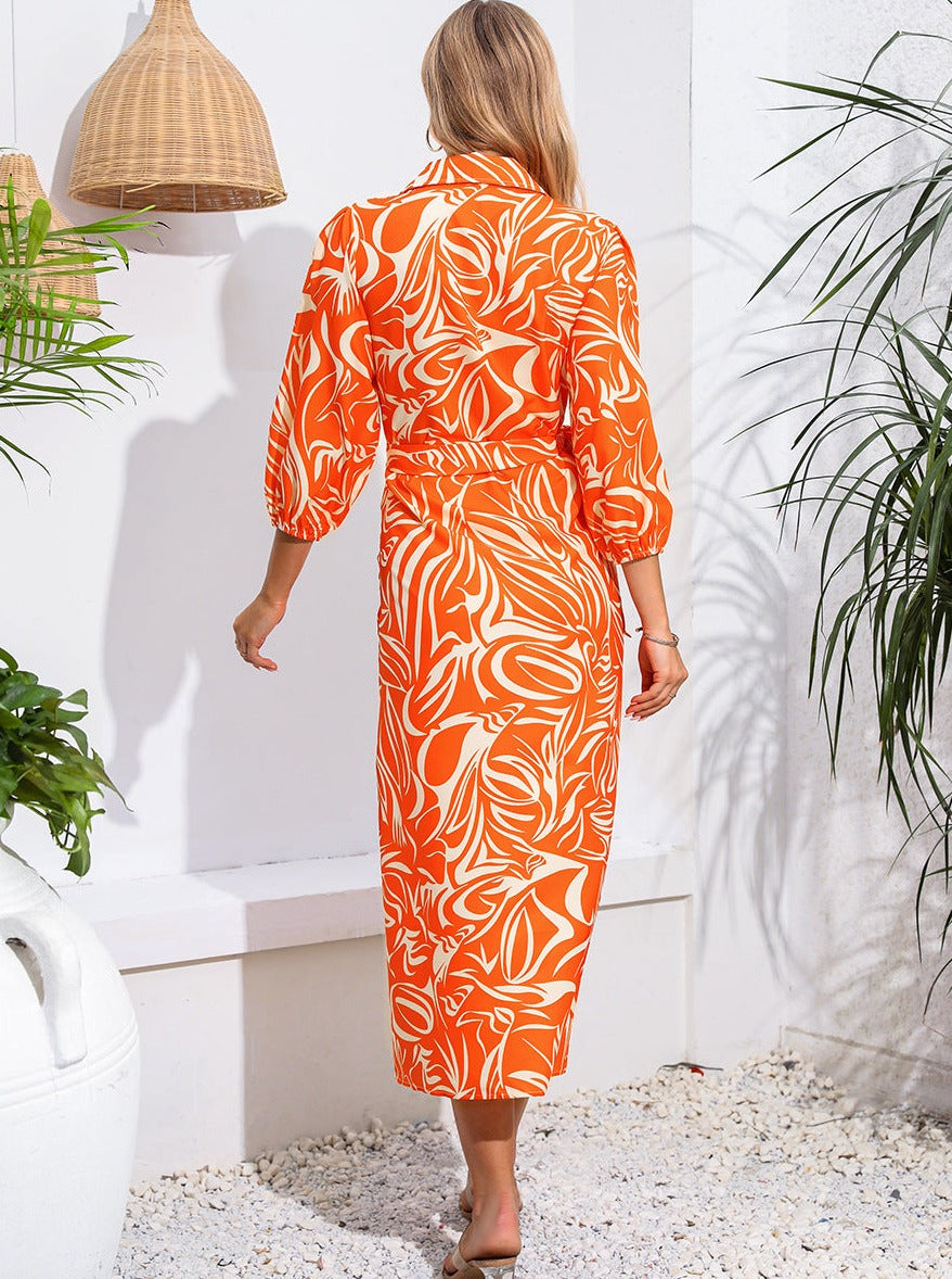 Oranges Kleid mit V-Ausschnitt, langen Ärmeln, Kragen und Print
