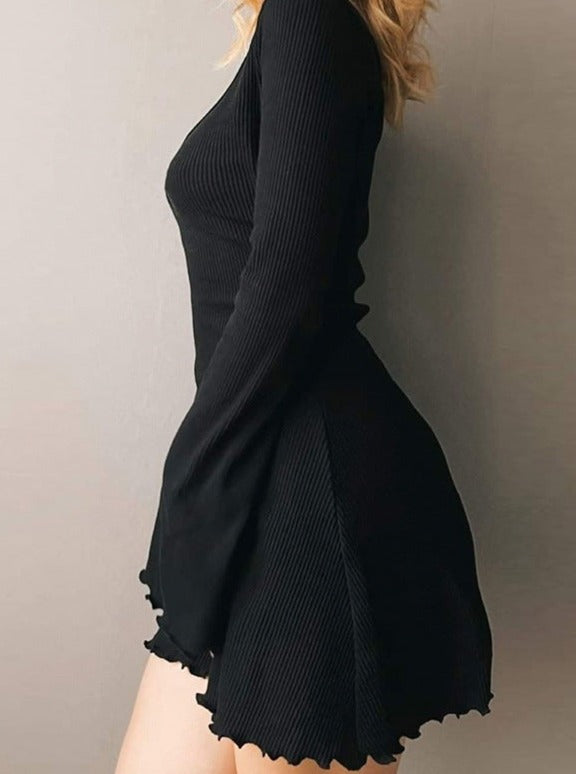 Schmal gestricktes, schwarz-weißes Pulloverkleid mit Rüschenärmeln 