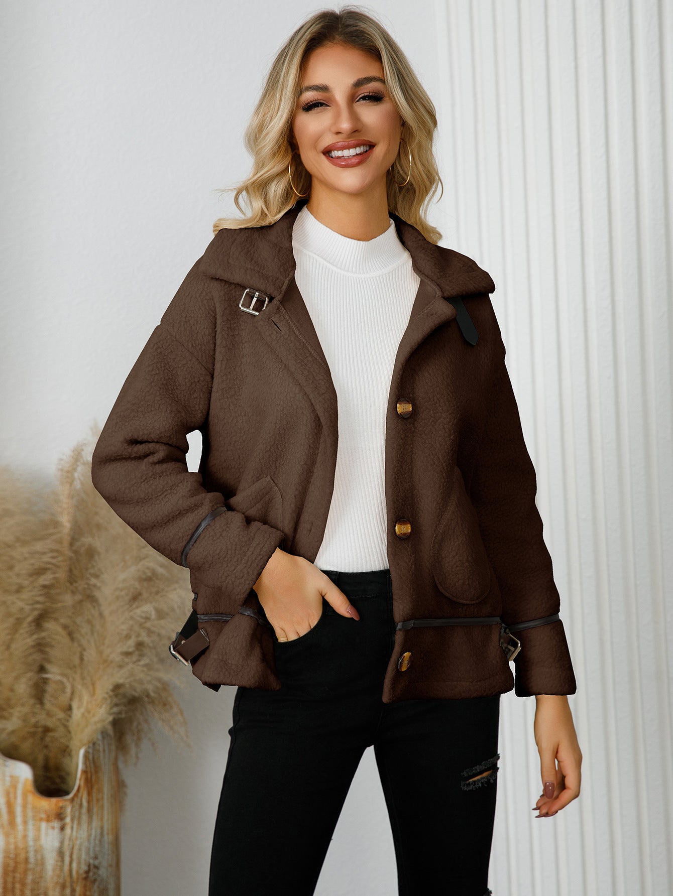 Warm Cream Jacket with Contrasting Accents for Casual Outings