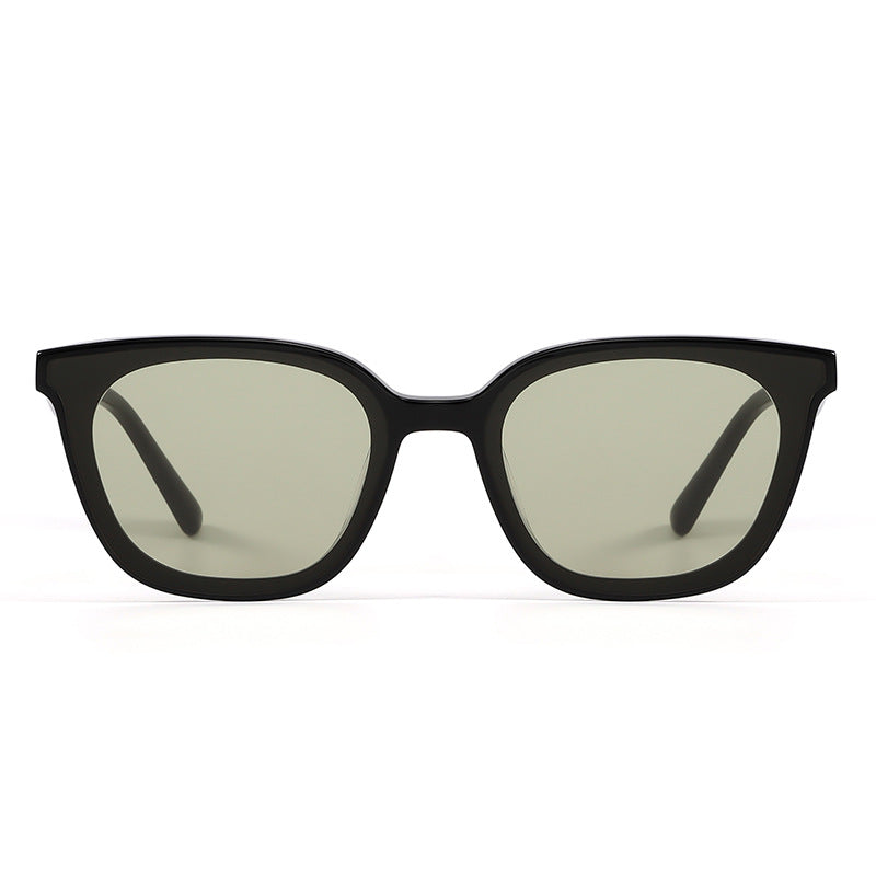 Hochwertige Sonnenbrille mit UV-Schutz und grauen Gläsern 
