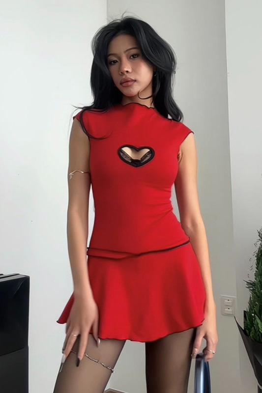 Minikleid mit Rüschen und Herzausschnitt