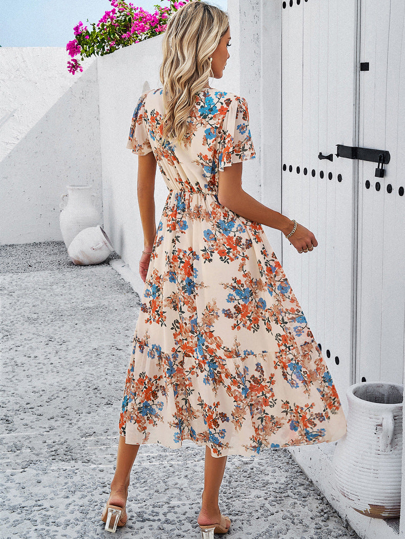 Aprikosenfarbenes Sommerkleid mit V-Ausschnitt und Blumenmuster 