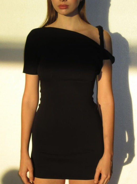 Schmales, figurbetontes Kleid mit schrägen Schultern 
