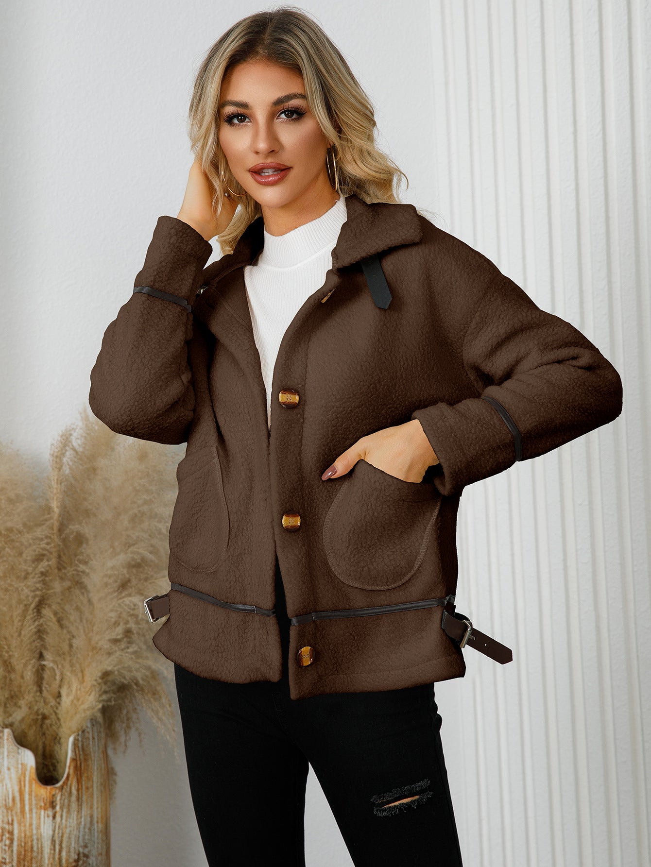 Warm Cream Jacket with Contrasting Accents for Casual Outings