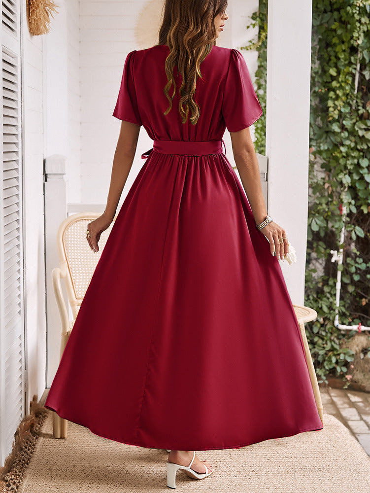 Rotes, kurzärmliges, geschlitztes Kleid mit überkreuzten Rändern 