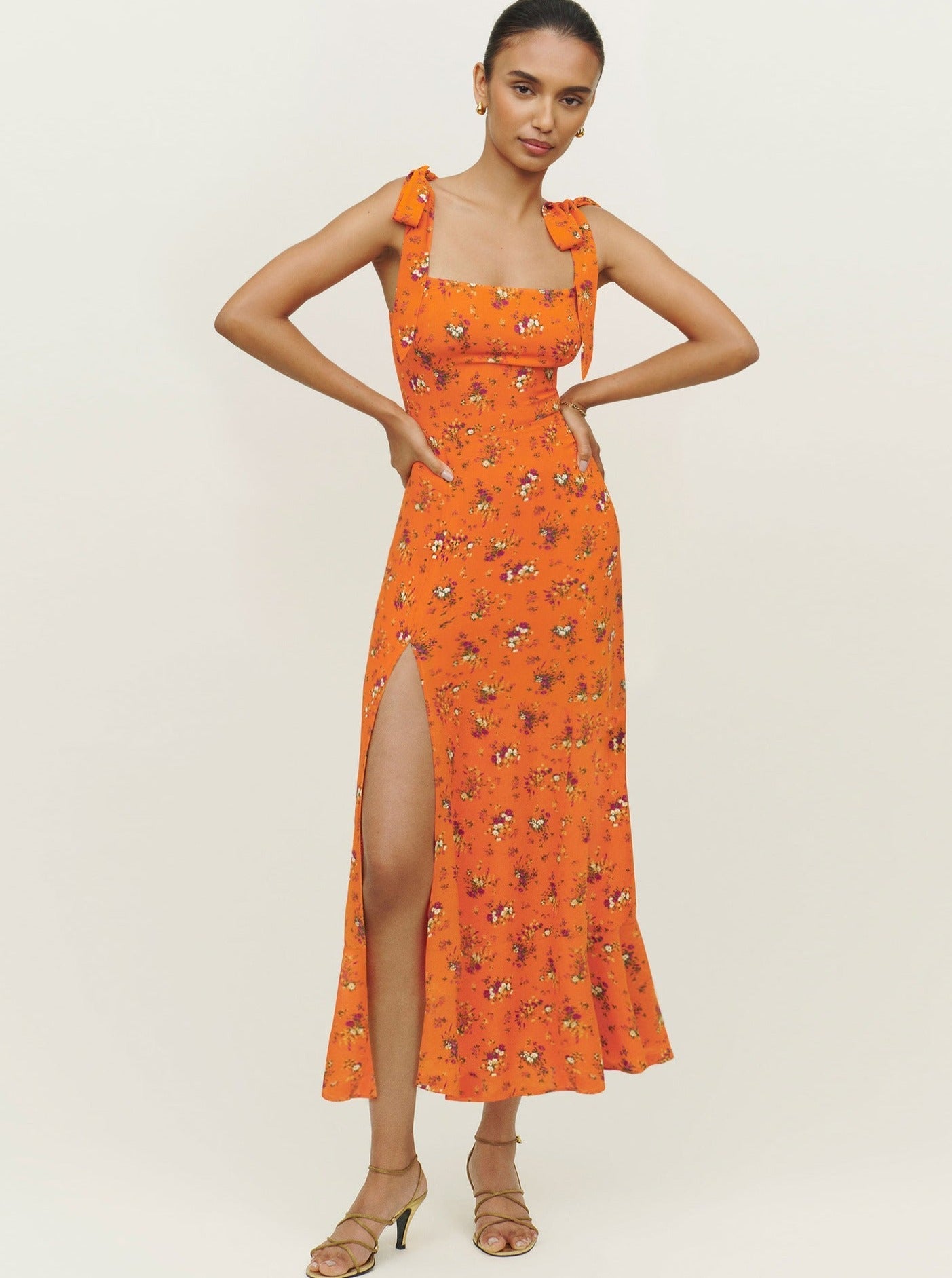 Oranges, ärmelloses Kleid mit quadratischem Ausschnitt und Gürtel 