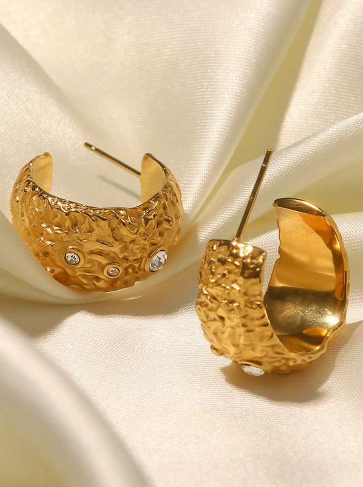 Ohrringe aus 18 Karat vergoldetem Titanstahl mit eingelegten weißen Diamanten 