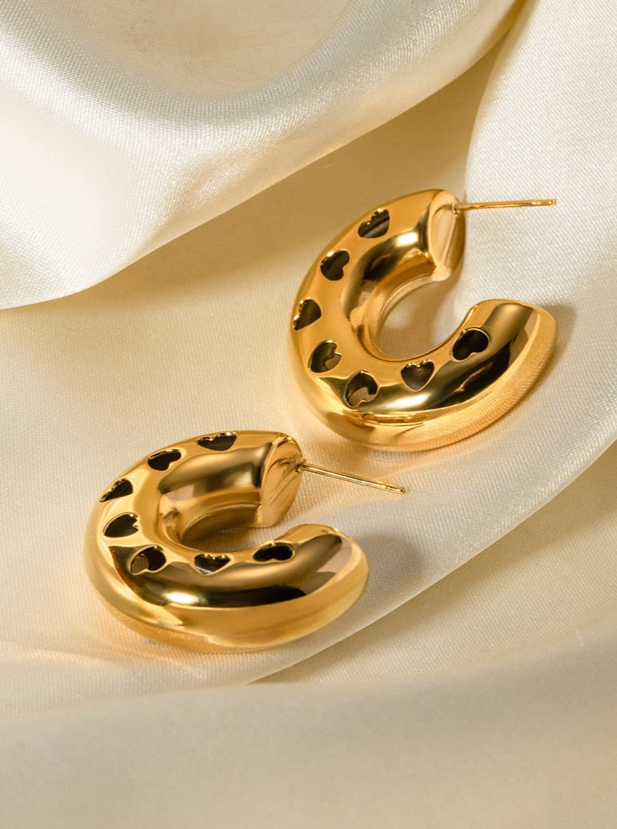 Vergoldete Ohrringe in C-Form mit ausgehöhltem Herz 
