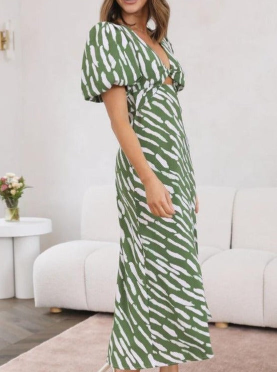 Elegantes Kleid mit ausgehöhltem Streifen-Print vorn 