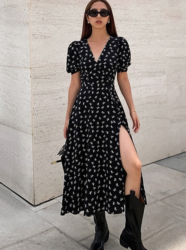 Robe noire à manches bouffantes, col en V, fente imprimée