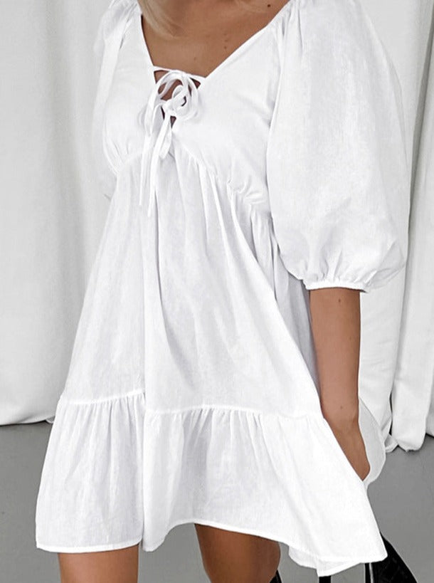 Elegantes weißes Kleid mit Puffärmeln und Kordelzug 