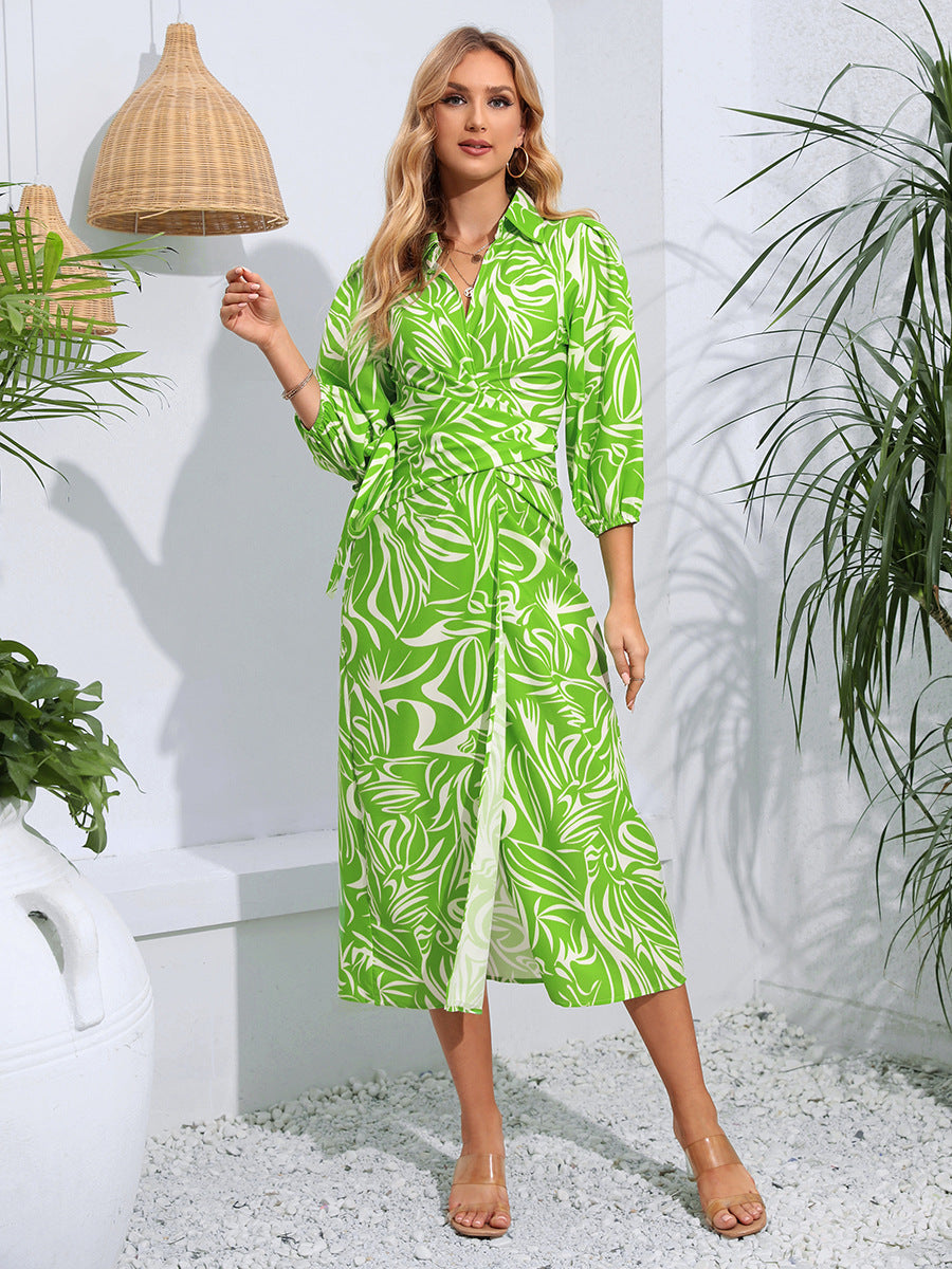 Grünes Kleid mit V-Ausschnitt, langen Ärmeln, Kragen und Print 