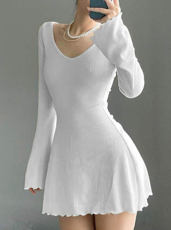 Schmal gestricktes, schwarz-weißes Pulloverkleid mit Rüschenärmeln 