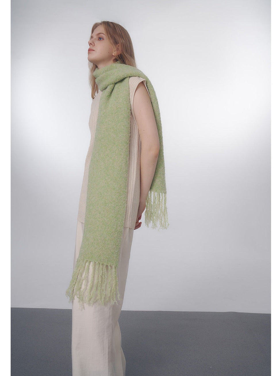 Sciarpa lavorata a maglia in lana morbida e calda verde 