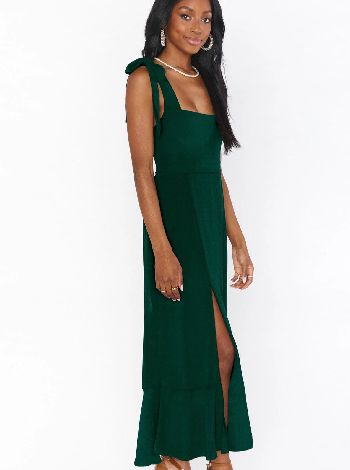 Dunkelgrünes High-End-Kleid mit eckigem Ausschnitt und Schlitz 