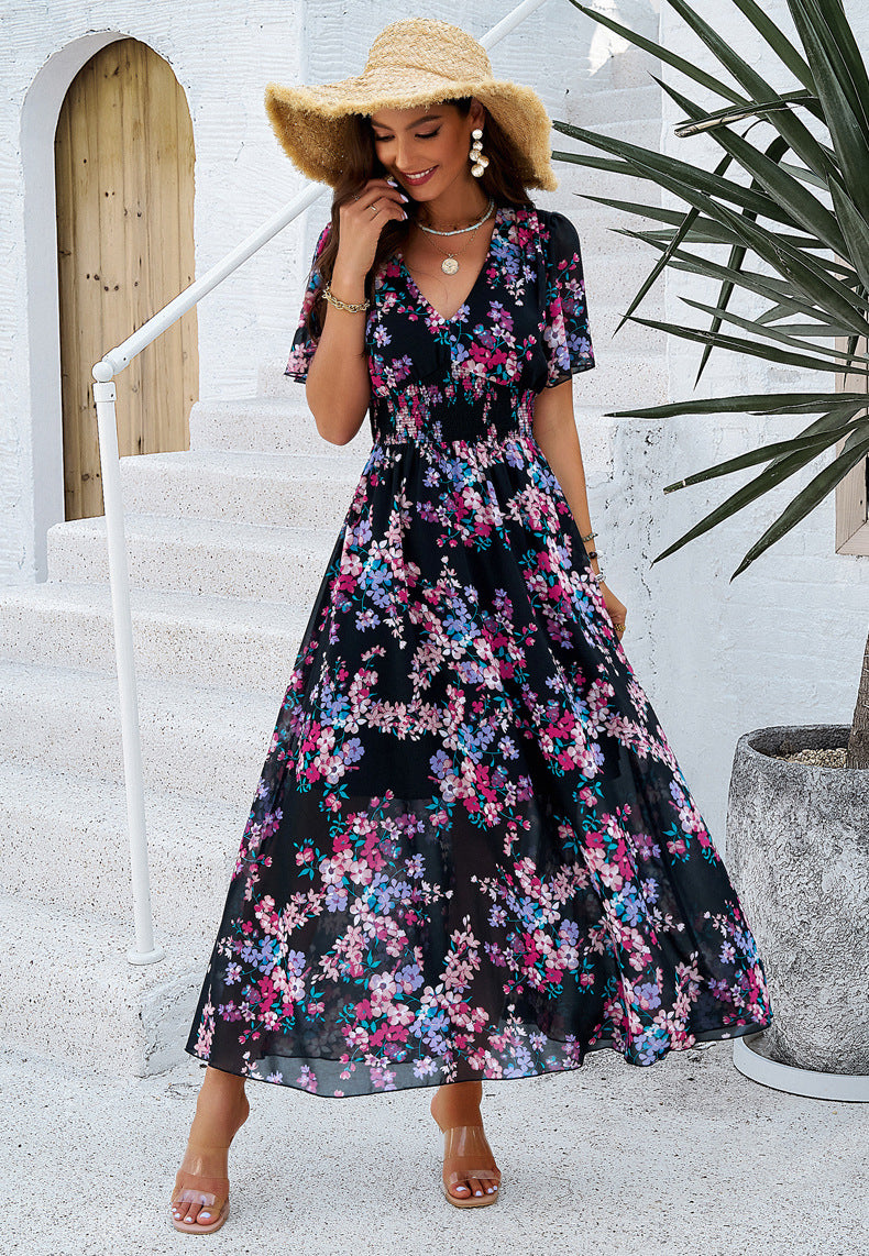 Schwarzes Sommerkleid mit V-Ausschnitt und Blumenmuster