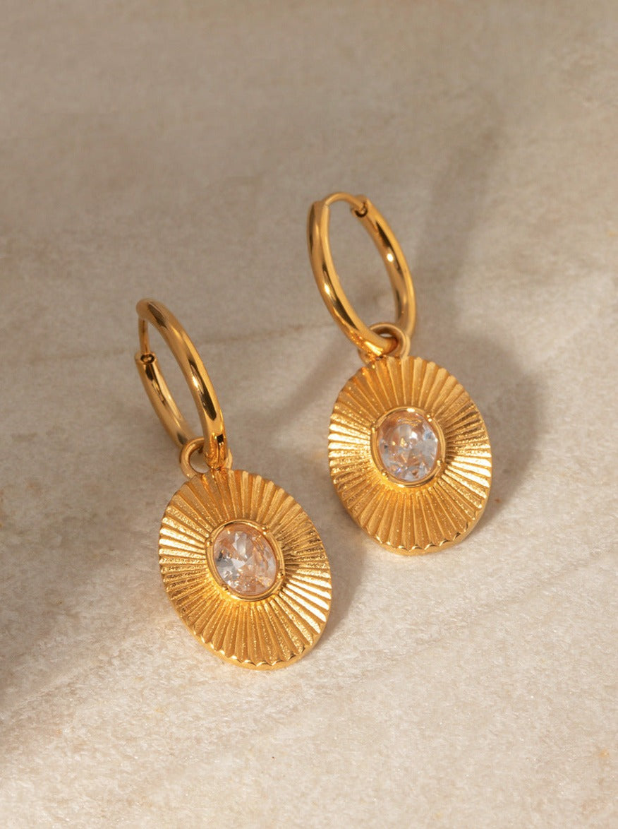Ovale Ohrringe mit 18 Karat Goldplattierung und eingelegten weißen Diamanten 