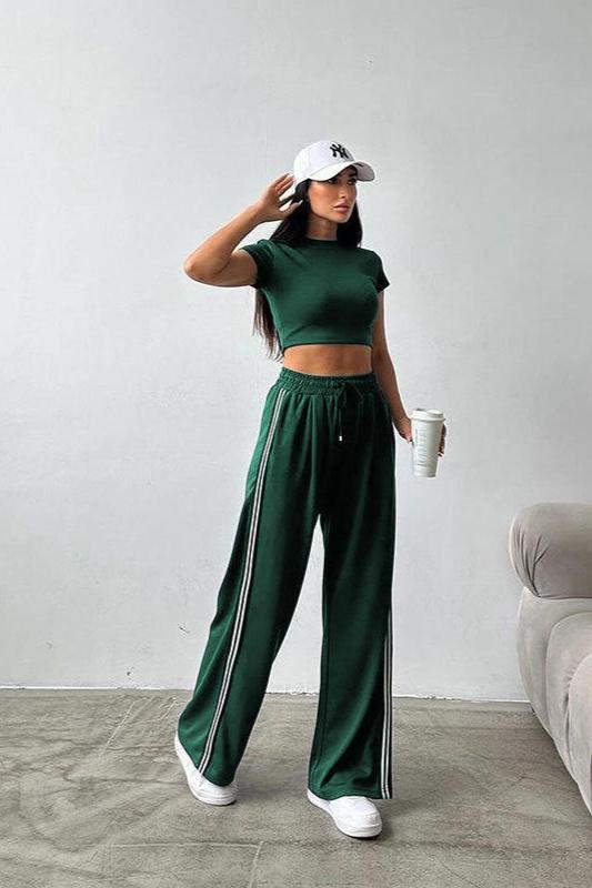 Sportliches Set aus kurzärmligem Crop-Top und Hose 