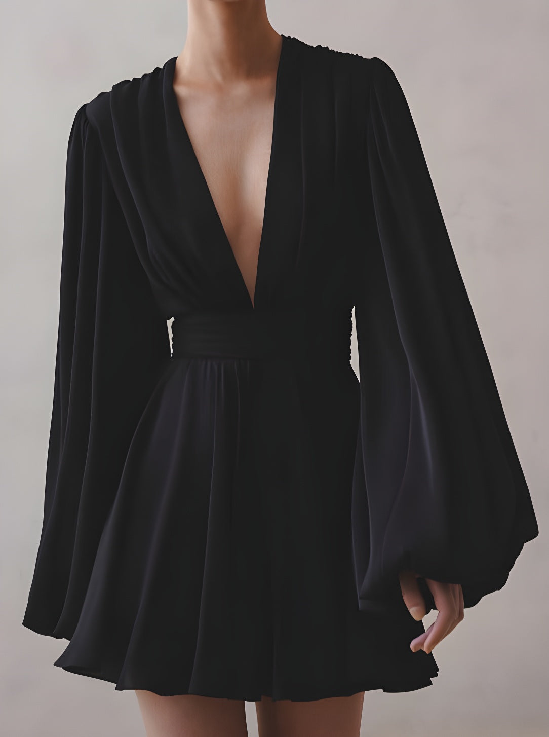 Robe courte sexy à plis plongeants et manches chauve-souris 